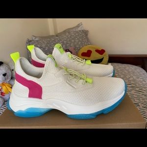 NEW Steve Madden Myles White fuschia 11